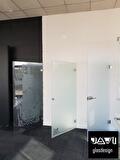 Showroom van JAWI Glasdesign met glazen deuren en wanden