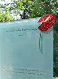 Glazen grafmonument op een begraafplaats